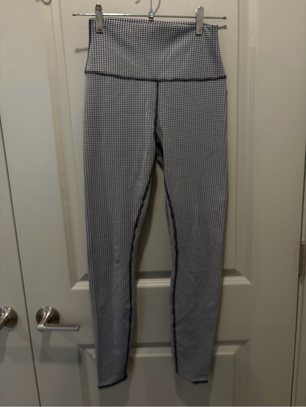 Alo black and white houndstooth leggings